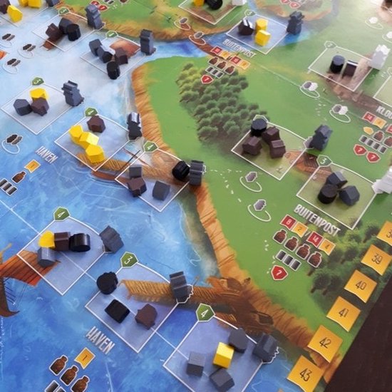 Een detail van een groen spelbord met bruine en grijze pionnen en een rivier.
