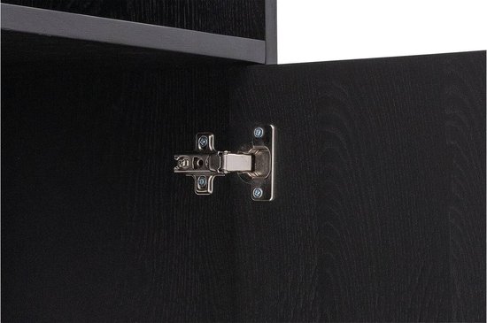 Gros plan d'une charnière métallique sur une porte noire en bois d'une armoire.