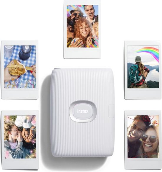 Witte Instax Mini Link 2 printer omringd door vijf Instax foto's: een groep lachende mensen, twee personen met zonnebril, een persoon met regenboog, twee mensen met bloemen, en eten op een picknickkleed.