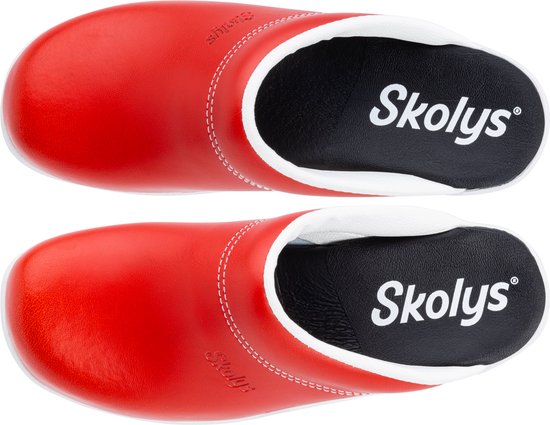 Twee rode Skolys klompen met witte bies en zwarte binnenzool, van bovenaf gezien.