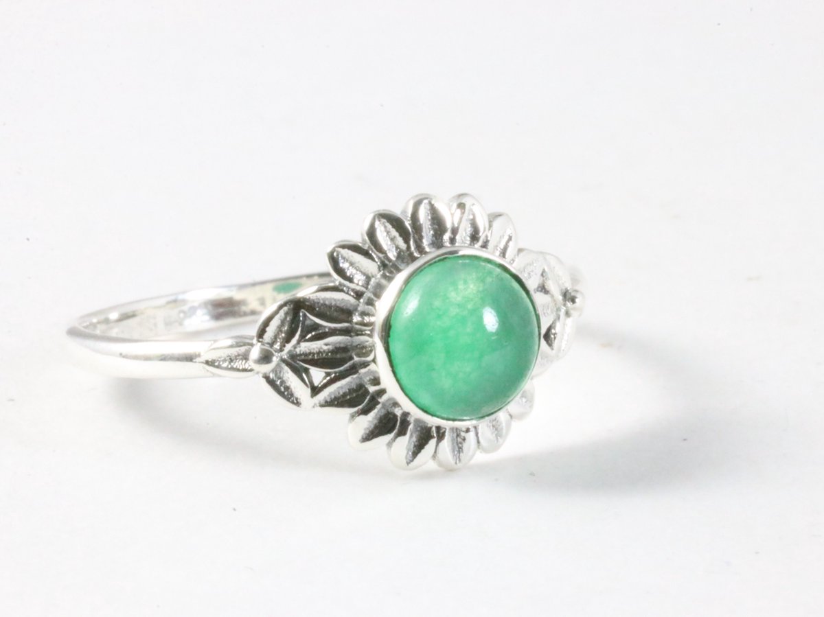 Fijne bewerkte zilveren ring met jade - maat 17.5