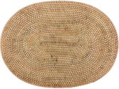 Een ovale naturel rotan placemat met een gevlochten structuur.