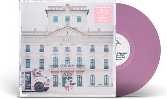 Violet vinylplaat naast hoes met tekst 'Melanie Martinez K-12'.