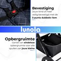 Close-up van grijze kinderwagen riem met rasterpatroon. Grijze kinderwagen met grote opbergmand.