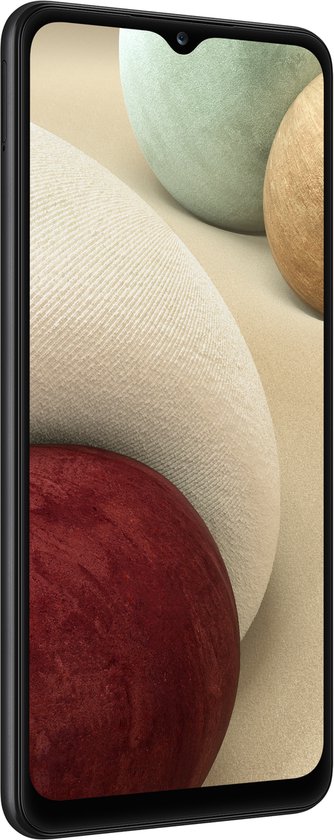 Voorkant van een zwarte Samsung Galaxy A12 met druppelvormige inkeping voor de camera.