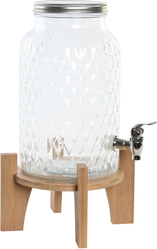Glazen drankdispenser met diamantvormig reliëf, zilverkleurige kraan en deksel, op houten verhoger.