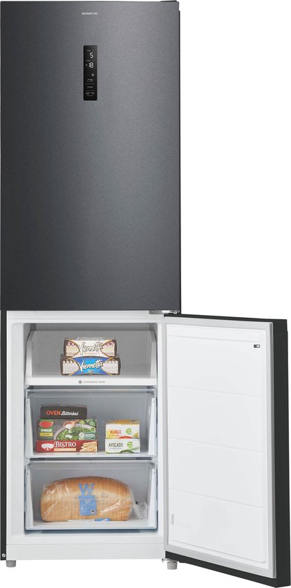 Zwarte Inventum koel-vriescombinatie met open diepvriesgedeelte, met Viennetta ijstaarten en brood.