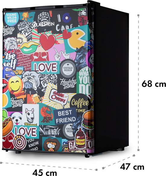Zwarte koelkast met stickerbomb-print op de deur. Afmetingen 45x47x68 cm.