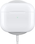 Een witte oplaadcase met groen lampje, aangesloten op een witte kabel.
