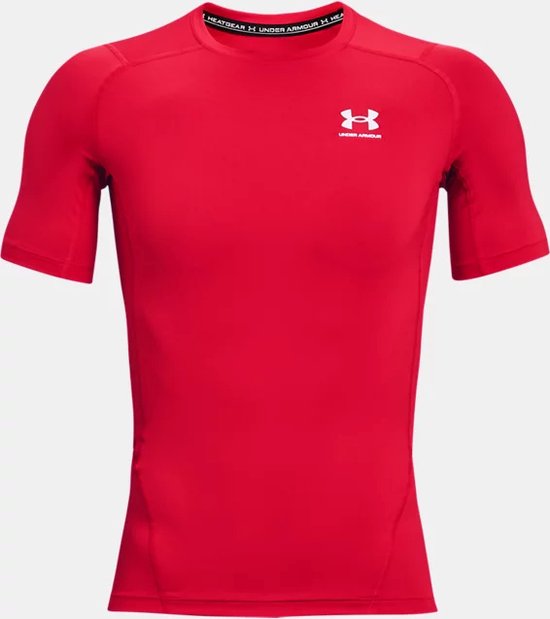 Rood sportshirt van Under Armour met korte mouwen en logo op de borst.