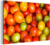 Wanddecoratie Metaal - Aluminium Schilderij Industrieel - Een bosje kleine tomaten van verschillende kleuren - 120x80 cm - Dibond - Foto op aluminium - Industriële muurdecoratie - Voor de woonkamer/slaapkamer