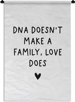 Wandkleed - Wanddoek - Engelse quote "DNA doesn't make a family, love does" met een hartje op een witte achtergrond - 120x180 cm - Wandtapijt