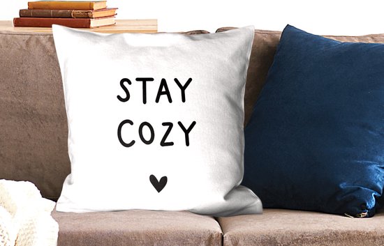Sierkussens - Kussentjes Woonkamer - 60x60 cm - Engelse quote "Stay cozy" met een hartje tegen een witte achtergrond
