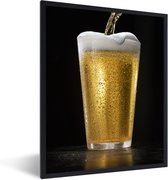 Fotolijst incl. Poster - Heerlijk getapt biertje op een zwarte achtergrond - 60x80 cm - Posterlijst