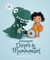 Gehaakte amigurumi dinosaurus en holbewoner met een tasje, naast een gehaakte donut.