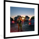 Fotolijst incl. Poster - Brandweerman voor verbrand huis - 40x40 cm - Posterlijst