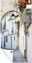 Tuinposter Rustige en knusse straten van Córdoba in Spanje - 40x80 cm - Wanddecoratie Buiten - Tuinposter - Tuindoek - Schuttingposter - Tuinschilderij