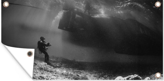 Een duiker kijkt omhoog richting een onderzeeboot - Tuindoek