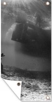 Wanddecoratie buiten Een duiker kijkt omhoog richting een onderzeeboot - 80x160 cm - Tuindoek - Buitenposter