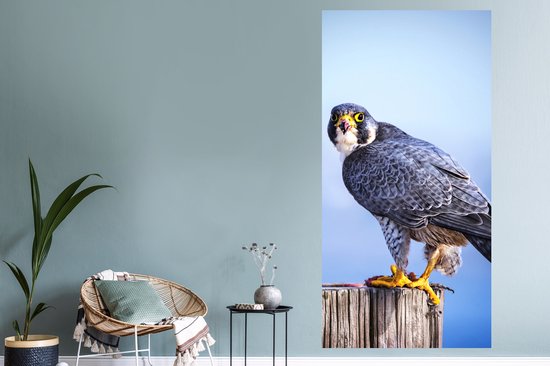 Stickers muraux - Sticker Foil - Gros plan d'un oiseau de proie sur un poteau en bois épais - 80x160 cm - Film Adhésif - Stickers muraux Chambre d'Enfant - Papier Peint Autocollant