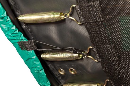 Veren van trampoline bevestigd met metalen haken aan de beschermhoes