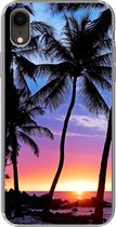Geschikt voor iPhone XR hoesje - Een silhouet van palmbomen tijdens een zonsondergang op Hawaii - Siliconen Telefoonhoesje