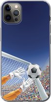 Geschikt voor iPhone 13 Pro Max hoesje - Een illustratie van een keeper die de voetbal tegenhoudt - Jongetje - Meisjes - Kind - Siliconen Telefoonhoesje