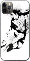 Geschikt voor iPhone 12 Pro Max hoesje - Een illustratie van een persoon die een voetbal richting doel schiet - Jongens - Jongetje - Kind - Siliconen Telefoonhoesje
