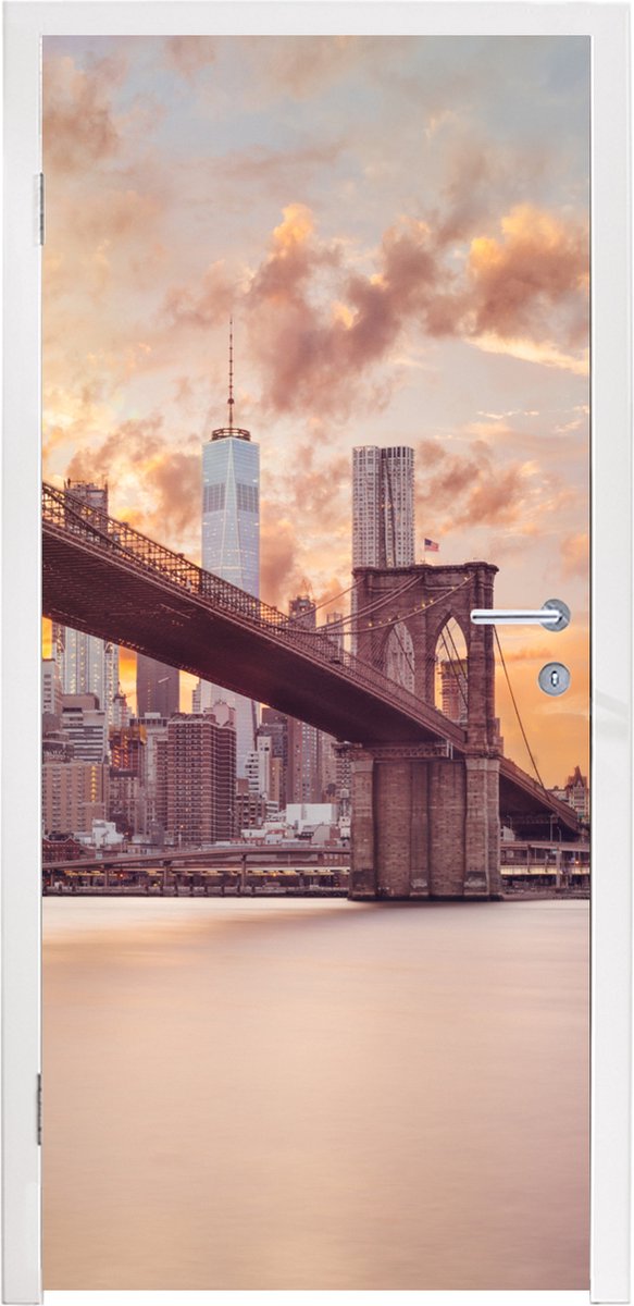 Afbeelding van product StickerSnake  Deursticker Brooklyn Brug en de skyline van New York tijdens zonsondergang - 90x235 cm - Deurposter