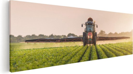 Artaza Canvas Schilderij Rode Tractor op het Veld aan het Sproeien - 120x40 - Groot - Foto Op Canvas - Canvas Print