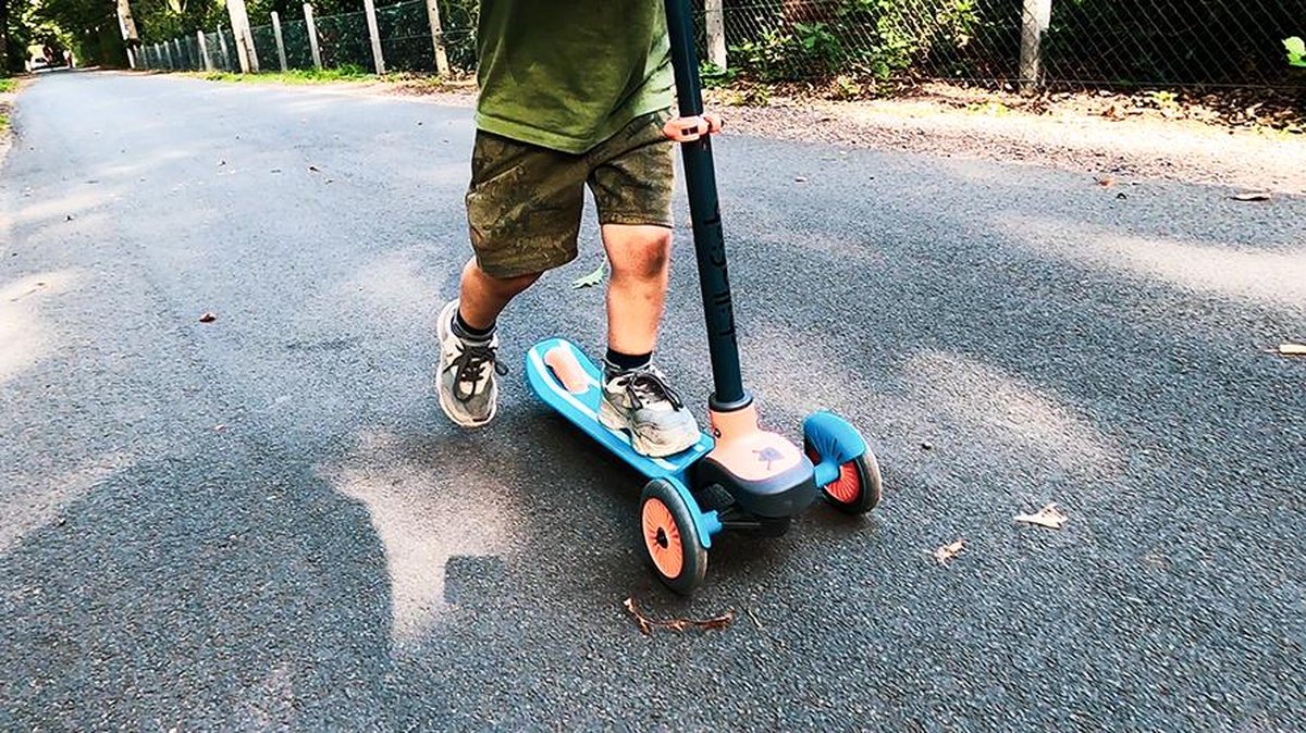 Scooter à 3 roues Scotti avec mécanisme lean-to-steer, roues lumineuses,  plateau | bol