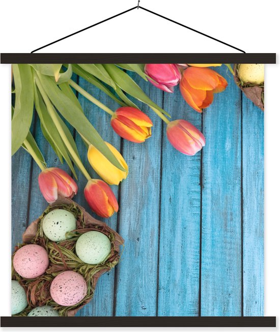 Posterhanger incl. Poster - Schoolplaat - Paaseieren en kleurrijke tulpen tijdens Pasen op een houten ondergrond - 60x60 cm - Zwarte latten