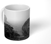 Mok - De Sigiriya rots midden in de mist in Sri Lanka - zwart wit - 350 ML - Beker