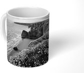 Mok - Een luchtfoto van gekleurde bloemen langs de kust van Cornwall - zwart wit - 350 ML - Beker