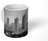 Mok - Paarse lucht boven de gebouwen in Jakarta - zwart wit - 350 ML - Beker