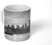 Mok - Zonsondergang boven de Brooklyn Bridge in New York - zwart wit - 350 ML - Beker