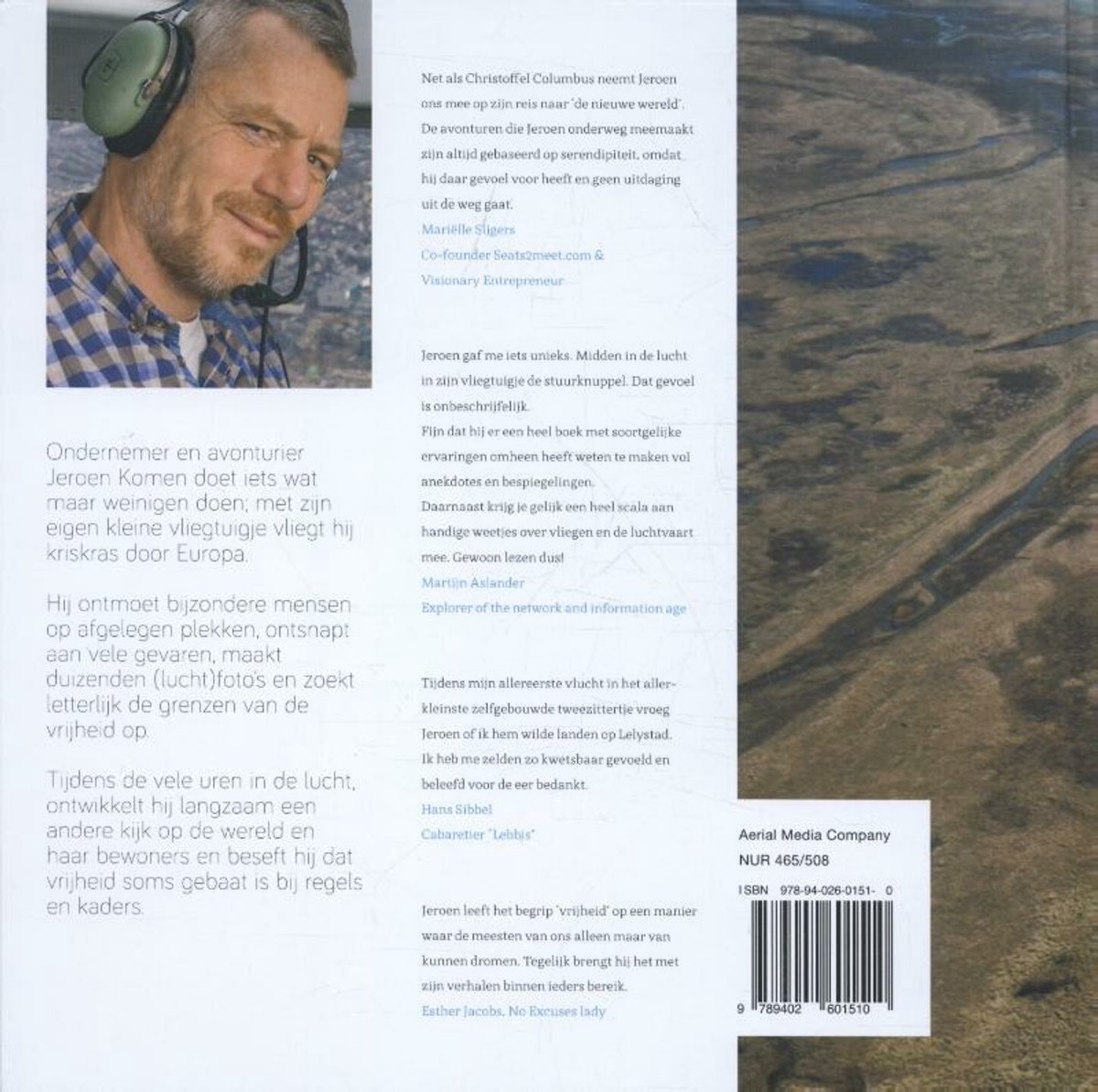 Jeroen Komen met koptelefoon op en groene oordopjes, kijkt naar de camera.