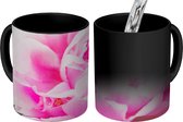Magische Mok - Foto op Warmte Mok - Close-up van een roze pioenroos met bladeren - 350 ML