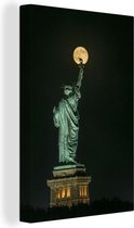 Canvas schilderij 90x140 cm - Wanddecoratie Vrijheidsbeeld - New York - Maan - Nacht - Muurdecoratie woonkamer - Slaapkamer decoratie - Kamer accessoires - Schilderijen