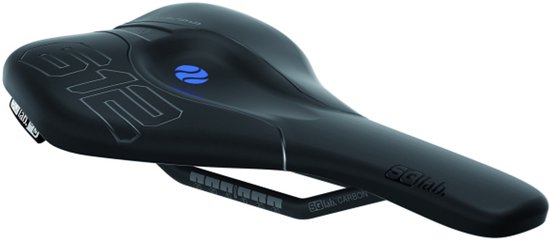 Zwarte SQ lab 612 Ergowave Active Carbon fietszadel met blauw logo en '612' opdruk.