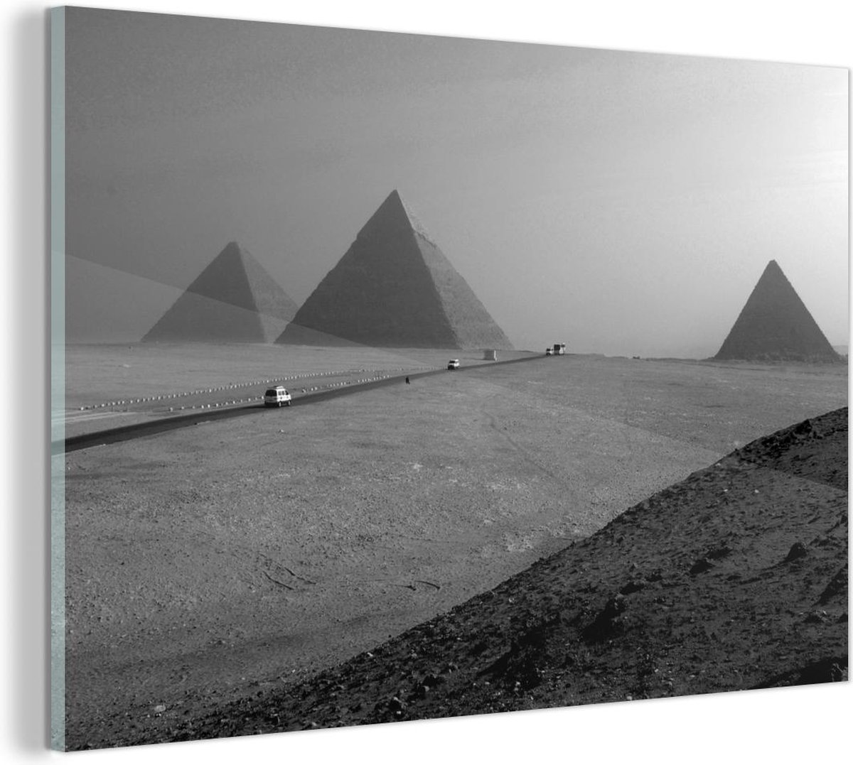 MuchoWow® Glasschilderij - Op weg naar de piramides van Giza - zwart wit - 150x100 cm - Acrylglas Schilderijen - Foto op Glas - MuchoWow