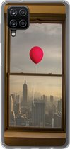Geschikt voor Samsung Galaxy A12 hoesje - Rode ballon vliegt langs raam in New York - Siliconen Telefoonhoesje