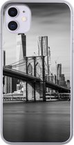 Geschikt voor iPhone 11 hoesje - Architectuur - New York - Brooklyn Bridge - Water - Zwart wit - Siliconen Telefoonhoesje