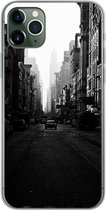 Geschikt voor iPhone 11 Pro Max hoesje - Auto rijdt door een rustige straat in New York in zwart-wit - Siliconen Telefoonhoesje