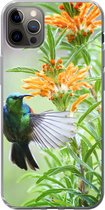 Geschikt voor iPhone 12 Pro Max hoesje - Close-up van een kleurrijke vogel naast planten met oranje bloemen - Siliconen Telefoonhoesje