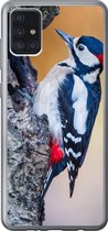 Geschikt voor Samsung Galaxy A52 5G hoesje - Close-up van een grote bonte specht op een boomstam - Siliconen Telefoonhoesje