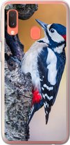 Geschikt voor Samsung Galaxy A20e hoesje - Close-up van een grote bonte specht op een boomstam - Siliconen Telefoonhoesje