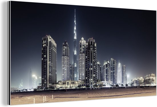 Wanddecoratie Metaal - Aluminium Schilderij Industrieel - De Burj Khalifa verlicht met andere wolkenkrabbers de lucht boven Dubai - 40x20 cm - Dibond - Foto op aluminium - Industriële muurdecoratie - Voor de woonkamer/slaapkamer