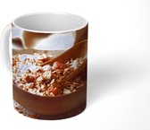 Mok - Granola in kom op houten ondergrond - 350 ML - Beker