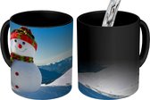 Magische Mok - Foto op Warmte Mokken - Koffiemok - Een kerstpop in het besneeuwde landschap tijdens de winter - Magic Mok - Beker - 350 ML - Theemok